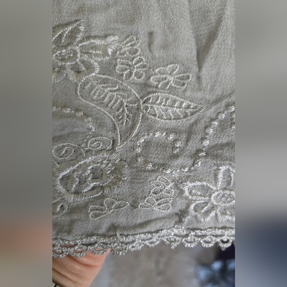 NWOT, POL Gray Embroidered Women's Top, Sz. L - Picture 3 of 6